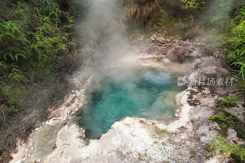 新西兰Orakei Korako地热区的温泉